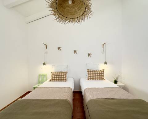 Moradia tradicional térrea renovada cheia de charme I 3 quartos I Pátio I Piscina I São Romão