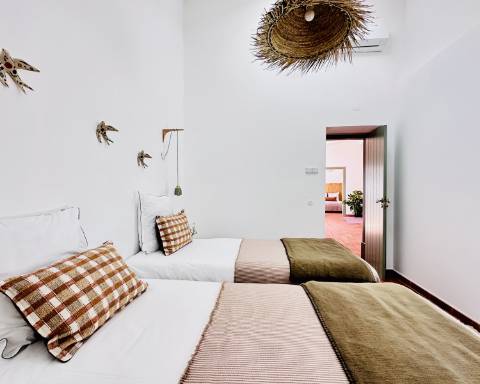 Moradia tradicional térrea renovada cheia de charme I 3 quartos I Pátio I Piscina I São Romão