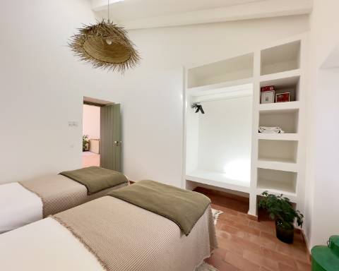 Moradia tradicional térrea renovada cheia de charme I 3 quartos I Pátio I Piscina I São Romão