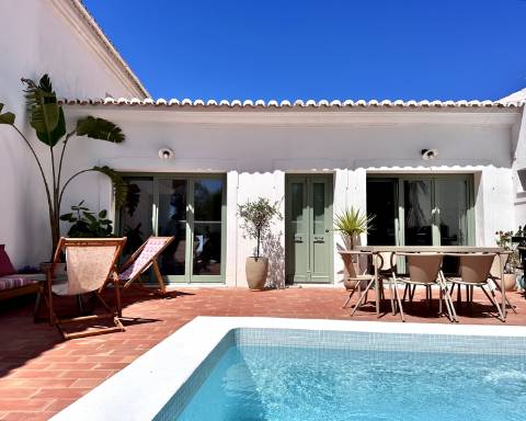 Moradia tradicional térrea renovada cheia de charme I 3 quartos I Pátio I Piscina I São Romão