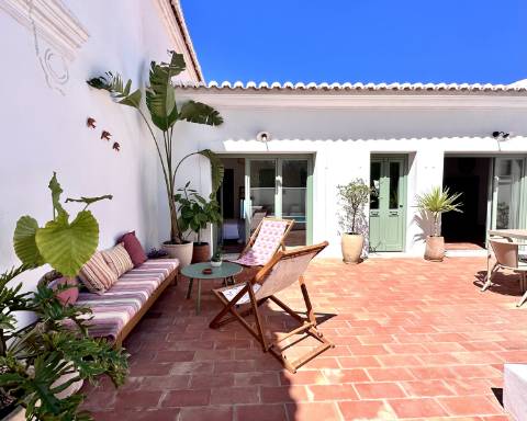 Moradia tradicional térrea renovada cheia de charme I 3 quartos I Pátio I Piscina I São Romão