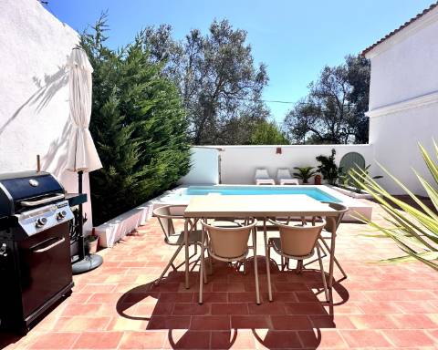 Moradia tradicional térrea renovada cheia de charme I 3 quartos I Pátio I Piscina I São Romão