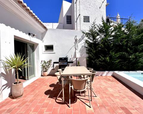 Moradia tradicional térrea renovada cheia de charme I 3 quartos I Pátio I Piscina I São Romão