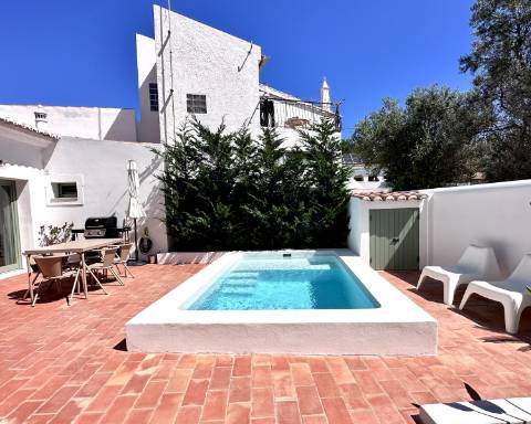 Moradia tradicional térrea renovada cheia de charme I 3 quartos I Pátio I Piscina I São Romão