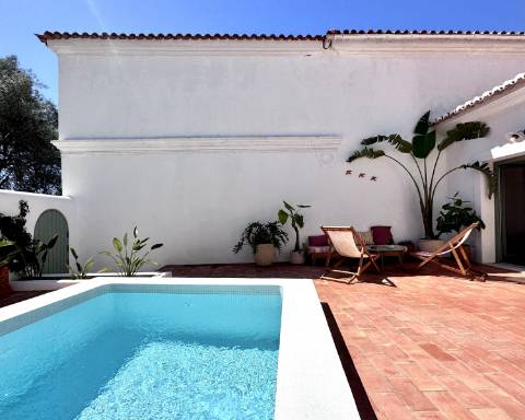 Moradia tradicional térrea renovada cheia de charme I 3 quartos I Pátio I Piscina I São Romão