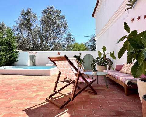 Moradia tradicional térrea renovada cheia de charme I 3 quartos I Pátio I Piscina I São Romão