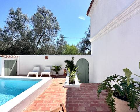 Moradia tradicional térrea renovada cheia de charme I 3 quartos I Pátio I Piscina I São Romão