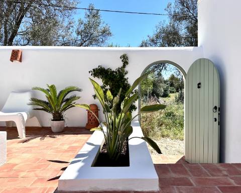 Moradia tradicional térrea renovada cheia de charme I 3 quartos I Pátio I Piscina I São Romão