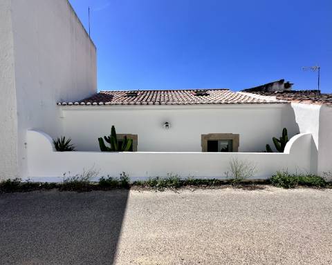 Moradia tradicional térrea renovada cheia de charme I 3 quartos I Pátio I Piscina I São Romão