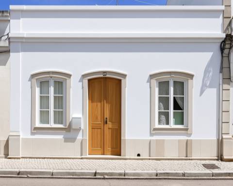 Linda moradia geminada com 163 m² para renovar I Cheia de potencial I Centro de São Brás de Alportel