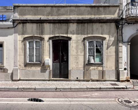 Linda moradia geminada com 163 m² para renovar I Cheia de potencial I Centro de São Brás de Alportel