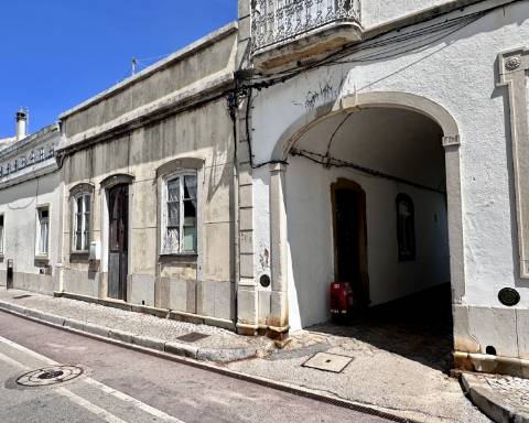 Linda moradia geminada com 163 m² para renovar I Cheia de potencial I Centro de São Brás de Alportel