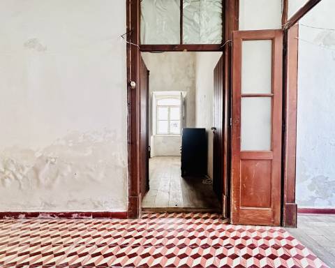 Linda moradia geminada com 163 m² para renovar I Cheia de potencial I Centro de São Brás de Alportel