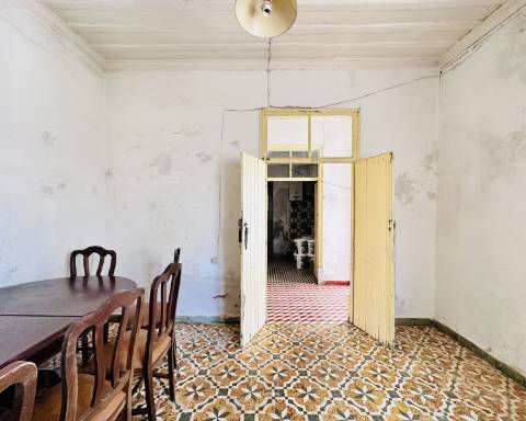 Linda moradia geminada com 163 m² para renovar I Cheia de potencial I Centro de São Brás de Alportel