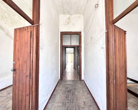 Linda moradia geminada com 163 m² para renovar I Cheia de potencial I Centro de São Brás de Alportel