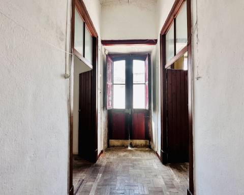 Linda moradia geminada com 163 m² para renovar I Cheia de potencial I Centro de São Brás de Alportel