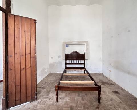 Linda moradia geminada com 163 m² para renovar I Cheia de potencial I Centro de São Brás de Alportel