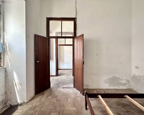 Linda moradia geminada com 163 m² para renovar I Cheia de potencial I Centro de São Brás de Alportel