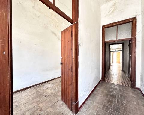 Linda moradia geminada com 163 m² para renovar I Cheia de potencial I Centro de São Brás de Alportel