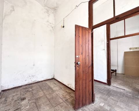 Linda moradia geminada com 163 m² para renovar I Cheia de potencial I Centro de São Brás de Alportel