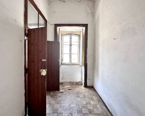 Linda moradia geminada com 163 m² para renovar I Cheia de potencial I Centro de São Brás de Alportel