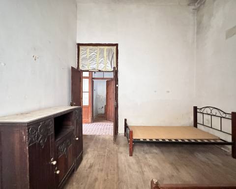 Linda moradia geminada com 163 m² para renovar I Cheia de potencial I Centro de São Brás de Alportel