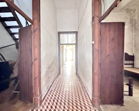 Linda moradia geminada com 163 m² para renovar I Cheia de potencial I Centro de São Brás de Alportel