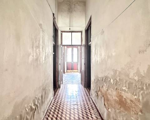 Linda moradia geminada com 163 m² para renovar I Cheia de potencial I Centro de São Brás de Alportel