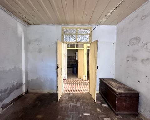 Linda moradia geminada com 163 m² para renovar I Cheia de potencial I Centro de São Brás de Alportel