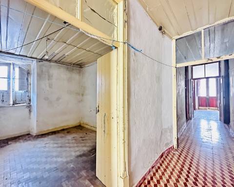 Linda moradia geminada com 163 m² para renovar I Cheia de potencial I Centro de São Brás de Alportel