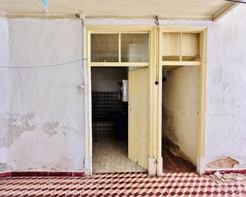 Linda moradia geminada com 163 m² para renovar I Cheia de potencial I Centro de São Brás de Alportel