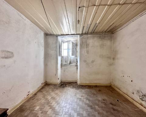 Linda moradia geminada com 163 m² para renovar I Cheia de potencial I Centro de São Brás de Alportel