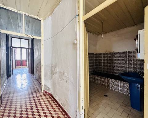 Linda moradia geminada com 163 m² para renovar I Cheia de potencial I Centro de São Brás de Alportel