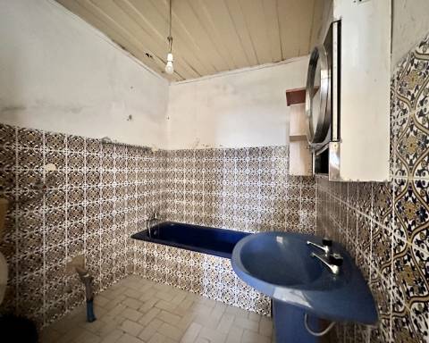 Linda moradia geminada com 163 m² para renovar I Cheia de potencial I Centro de São Brás de Alportel