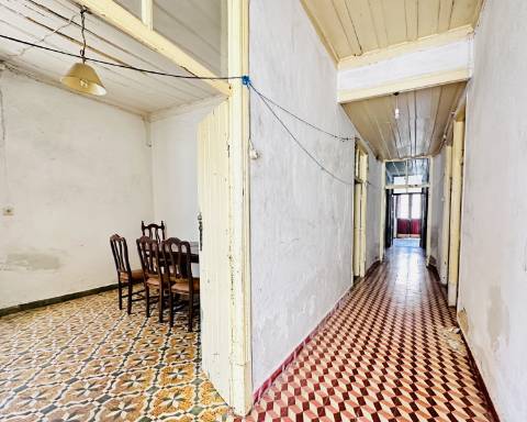 Linda moradia geminada com 163 m² para renovar I Cheia de potencial I Centro de São Brás de Alportel