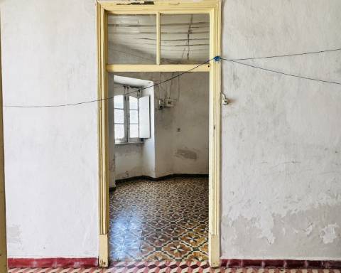 Linda moradia geminada com 163 m² para renovar I Cheia de potencial I Centro de São Brás de Alportel