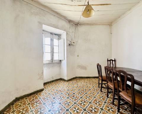 Linda moradia geminada com 163 m² para renovar I Cheia de potencial I Centro de São Brás de Alportel