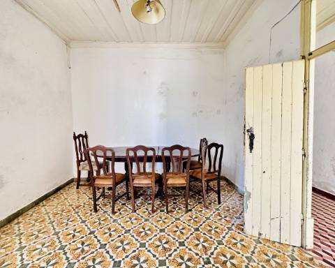 Linda moradia geminada com 163 m² para renovar I Cheia de potencial I Centro de São Brás de Alportel