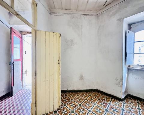 Linda moradia geminada com 163 m² para renovar I Cheia de potencial I Centro de São Brás de Alportel