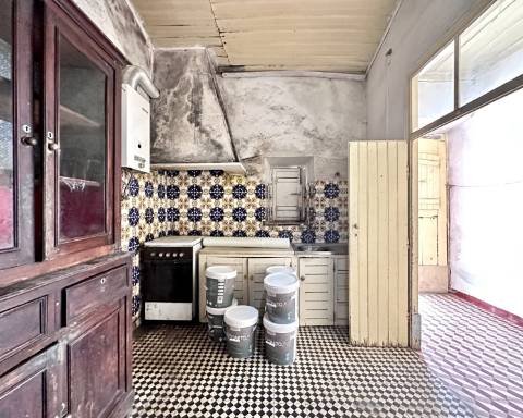 Linda moradia geminada com 163 m² para renovar I Cheia de potencial I Centro de São Brás de Alportel