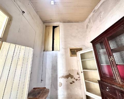 Linda moradia geminada com 163 m² para renovar I Cheia de potencial I Centro de São Brás de Alportel