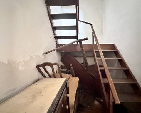 Linda moradia geminada com 163 m² para renovar I Cheia de potencial I Centro de São Brás de Alportel