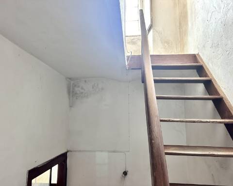 Linda moradia geminada com 163 m² para renovar I Cheia de potencial I Centro de São Brás de Alportel