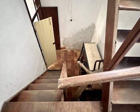 Linda moradia geminada com 163 m² para renovar I Cheia de potencial I Centro de São Brás de Alportel