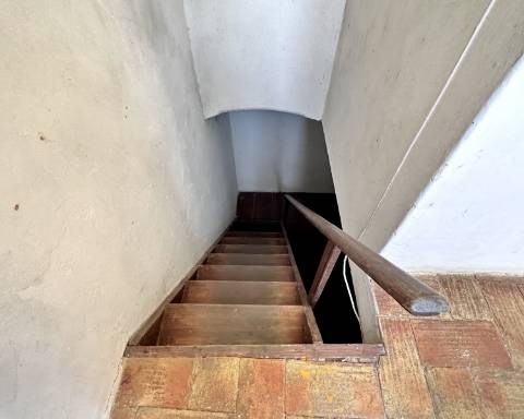 Linda moradia geminada com 163 m² para renovar I Cheia de potencial I Centro de São Brás de Alportel