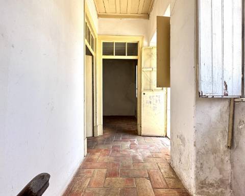 Linda moradia geminada com 163 m² para renovar I Cheia de potencial I Centro de São Brás de Alportel