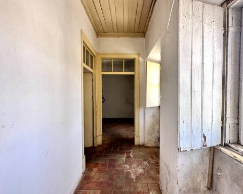 Linda moradia geminada com 163 m² para renovar I Cheia de potencial I Centro de São Brás de Alportel