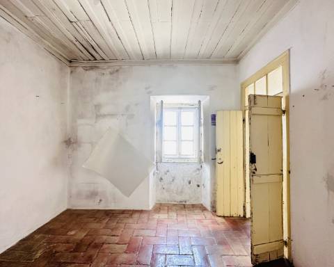 Linda moradia geminada com 163 m² para renovar I Cheia de potencial I Centro de São Brás de Alportel