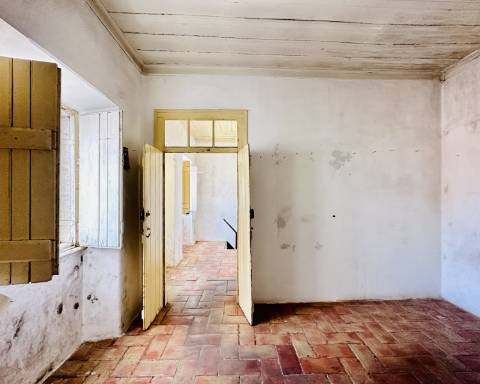 Linda moradia geminada com 163 m² para renovar I Cheia de potencial I Centro de São Brás de Alportel