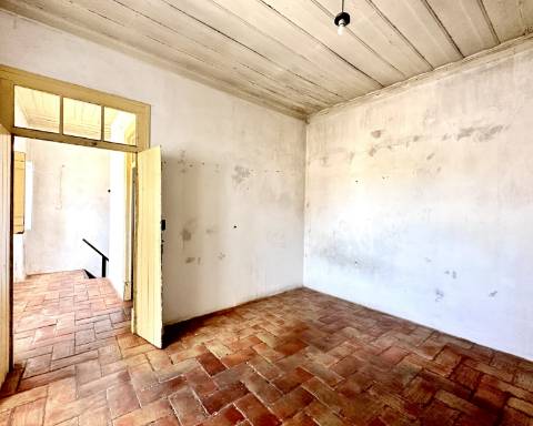 Linda moradia geminada com 163 m² para renovar I Cheia de potencial I Centro de São Brás de Alportel